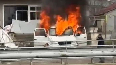 Bir kıvılcım yetti... Denizli’de park halindeki araç alevlere teslim oldu!