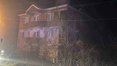 Zonguldak’ta geceyi aydınlatan yangın! Uykuda yakalandılar...