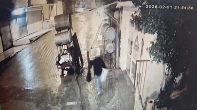 Camdan girdi, kasayı boşalttı! Hırsızlık kamerada, vicdansızlık ortada...