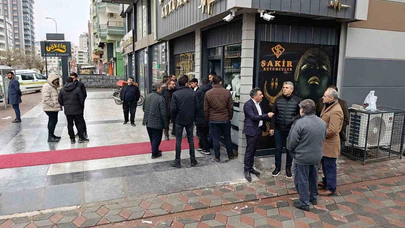 Altın tezgahı kana bulandı: Maskeli soyguncular izinli polis ayağından vurdu!