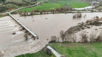 Sel suları ile ikiye ayrılan Yıldız Köprüsü dron ile görüntülendi