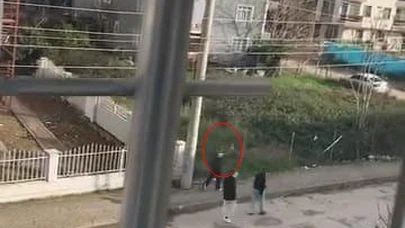 Sokak ortasında havaya ateş eden çocuk kamerada