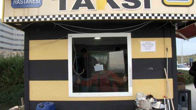 1 dakikalık bekleyiş, 150 bin liralık öfke patlaması... Taksiye binemeyince ortalığı savaş alanına çevirdi!