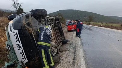 Denizli’de yürekleri ağza getiren kaza... Servis yan yattı, trafik kilitlendi!