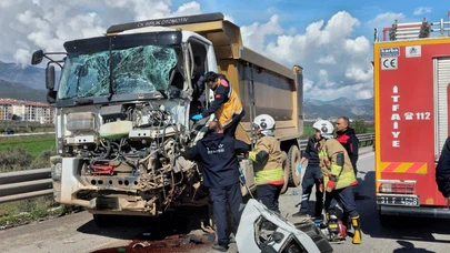Gaziantep-Hatay yolunda felaket! Tırla çarpışan kamyon paramparça...