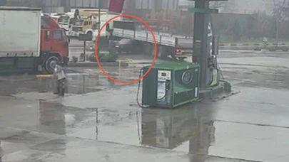 Tırın manevrası otomobili biçti! Ölümü teğet geçen anlar saniye saniye kamerada...