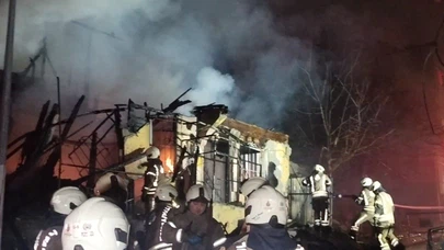 Üsküdar’da kundaklama şüphesi... Metruk bina yandı, iddialar alevlendi!