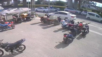 Yol vermek isterken kaza kaçınılmaz oldu! İyilik zincirinin felaketle bittiği o anlar kameraya yansıdı