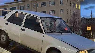 Yolun karşısına geçerken otomobilin çarptığı kadın ağır yaralandı