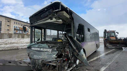 Yüksekova’da demir yığınına dönen araçlar, yerde kalan hayatlar: Çığlıklar arasında 18 kişi hastaneye kaldırıldı!