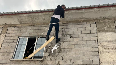 Yüksekova’da yürekleri ağza getiren kaza: Çatıda asılı kalan vatandaş kurtarıldı