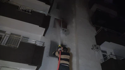 Bir anda alev topuna döndü! Daireden geriye enkaz kaldı