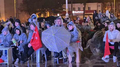 A Milli Futbol Takımı’na yağmur altında destek