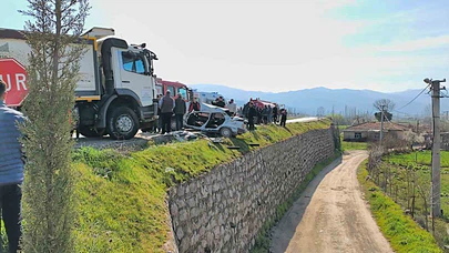 Kamyonla otomobil çarpıştı, Sındırgı yasa boğuldu!
