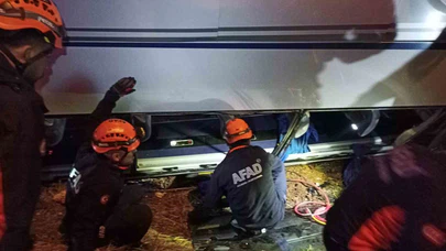 Ceza infaz kurumuna ait servis aracı devrildi: 16 yaralı