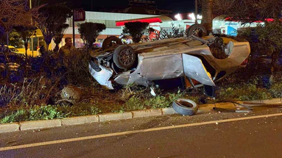 Antalya'da direksiyon hakimiyeti kayboldu, araç taklalar atarak orta refüjde kaldı!