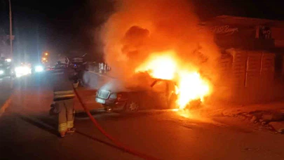 Göz göre göre yandı... Hatay’da seyir halindeki otomobil alev topuna döndü!