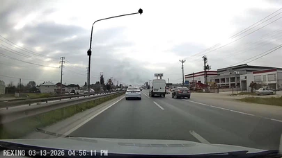 Hem kendi canını hem de diğer sürücülerin canını tehlikeye attı: O anlar araç kamerasına yansıdı
