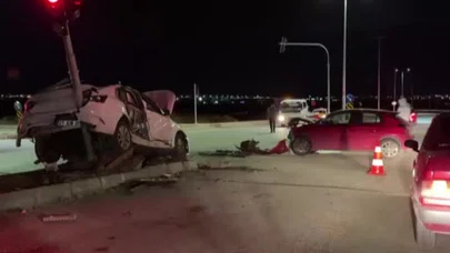 İki otomobil kafa kafaya çarpıştı: 3 yaralı