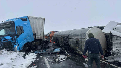 Kars’ta kar ve sis felaketi getirdi! Tanker devrildi, yol zifte boğuldu...