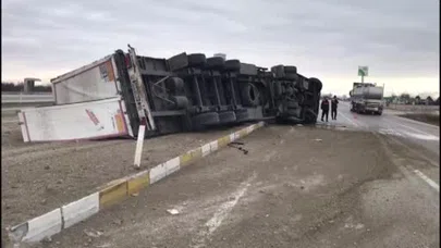 Konya’da iplik yüklü tır devrildi: 1 yaralı