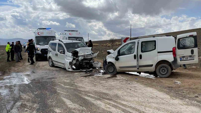 Malatya’da iki araç kafa kafaya çarpıştı: 4 yaralı