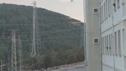 Muğla’da korku dolu anlar: Yurdun camına çıkan genç hava yastığına atladı