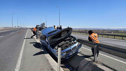 Otomobil refüje çarptı, araçta sıkışan sürücüyü itfaiye kurtardı