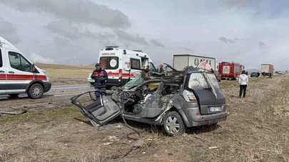 18 yaşındaki sürücünün yolculuğu kabusa döndü! Tıra çarpan otomobil şarampole uçtu