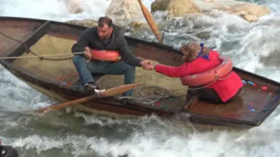 Seyhan Nehrinde can pazarı: Ele ele tutuşup yardım beklediler