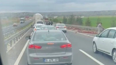 Tırda yüklü olan profil demirler yola savruldu, arkadaki araç zarar gördü