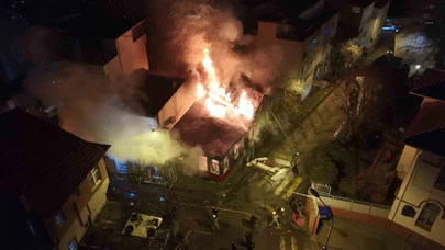 Üsküdar’da geceyi kızıl korku sardı! Tarihi yapı alevlere teslim oldu