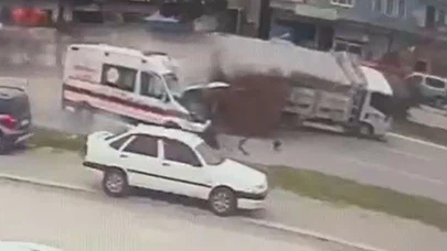 Vakaya giden ambulansın kaza anı kamerada: 1 ölü, 3 yaralı