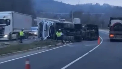 Virajı alamayan çimento tankeri devrildi: 1 yaralı