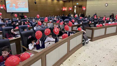 Bursa’da 23 Nisan coşkusu: Başkanlık koltuğuna oturan miniklerden şehre dair kararlar
