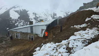 Bahçesaray’da kabus dolu gece: Yamaçtan kopan toprak kütlesi evin içine doldu