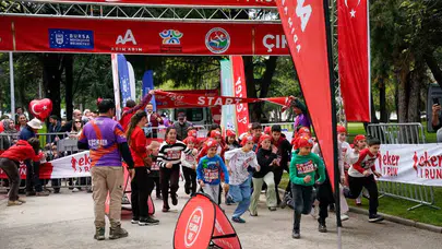 Bursa’da bayram coşkusu parkurlara taştı: 1000 çocuk aynı heyecanla koştu