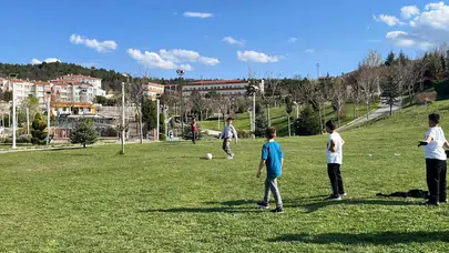 Bozüyük’te unutulmaz bir gün: Koruma altındaki çocuklar yeşil sahada ter döktü