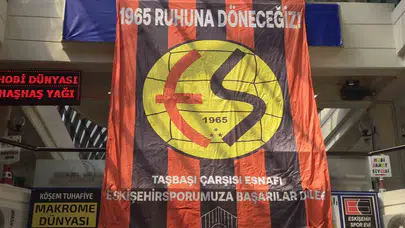Eskişehir'de şampiyonluk ateşi: Tarihi çarşı siyah-kırmızıya büründü