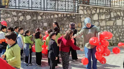 Ekranlardan uzak bir 23 Nisan: Üniversiteliler çocuklara geleneksel oyunları yeniden sevdirdi