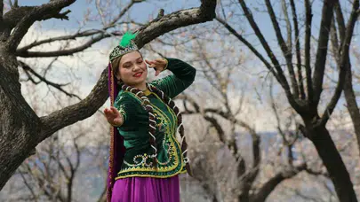 Kars’ın çiçek bahçelerinde masalsı performans: Kafkas dansı doğayla bütünleşti