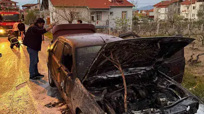 Isparta’da korku dolu anlar: Seyir halindeki otomobil alevlere teslim oldu