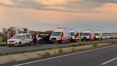 Diyarbakır’da dehşet anları: 10 kişinin bulunduğu otomobil takla attı, 7’si çocuk 10 yaralı var
