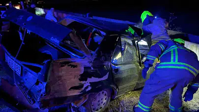 Gönen'de gece yarısı dehşeti: Kontrolden çıkan otomobil hurdaya döndü, 2 kişi sıkıştı