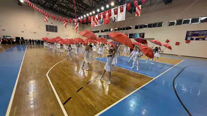 Edremit’te 23 Nisan coşkusu: Miniklerin performansı salonu ayağa kaldırdı