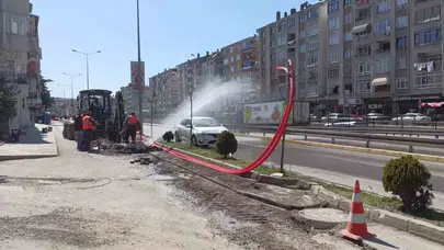 Karamürsel'de kazı faciası: Ana su borusu patladı, cadde göle döndü