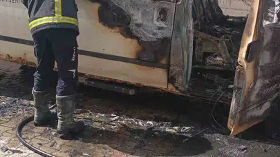 Nevşehir'de korku dolu anlar: Park halindeki minibüs bir anda alev topuna döndü
