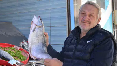 Denizlerde av yasağı başladı ama Bilecik’te tezgahlar boş kalmadı: Küçük tekneler imdada yetişti