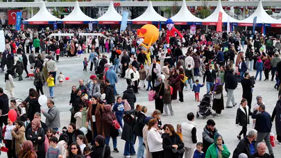 İzmit’te bayramın kalbi Milli İrade Meydanı’nda atıyor: Dünya çocukları bu şenlikte buluştu