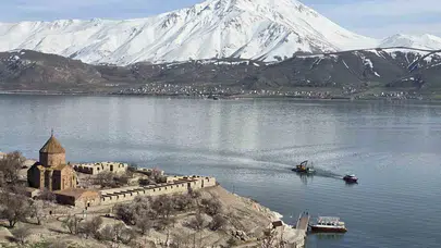 Van Gölü’nde sular çekildi, Akdamar’a ulaşım için düğmeye basıldı: Turizm sezonuna yeni iskele hazırlığı